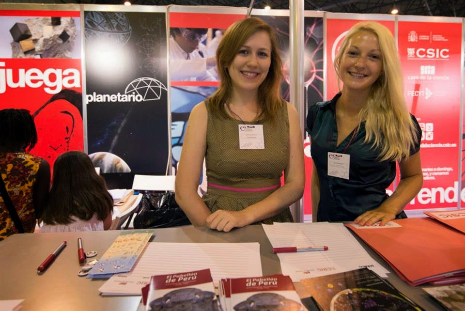 Becarias  de la Casa de la Ciencia, representando a su "alma máter" en la Feria de la Ciencia. A la izquierda, Victoria, del departamento de Comunicación. A la derecha, Anna, del departamento de Marketing. 